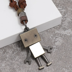 Pendentif robot rétro sur cordon en cuir marron avec détails de vis métalliques
