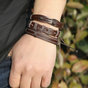 Dreiteiliges Set aus braunen geflochtenen Lederarmbändern mit verstellbarem Verschluss