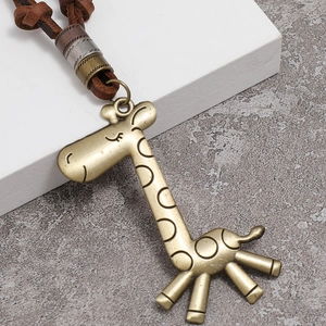 Retro Giraffe Anhänger Halskette aus Bronze mit braunem Lederband für minimalistischen Stil