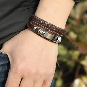 Nahaufnahme eines Vintage mehrlagigen geflochtenen Lederarmbands für Herren mit Metall