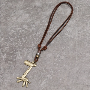 Retro-Giraffen-Anhänger an dunkelbrauner Lederkette mit Metallring-Verzierungen
