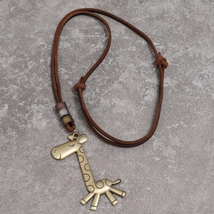 Retro Giraffe Anhänger Halskette mit Bronzecharms und verstellbarer brauner Lederkordel