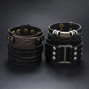 Deux bracelets en cuir punk pour hommes avec plaques en bronze et clous métalliques
