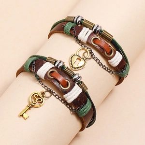 Ensemble de Bracelets de Couple en Cuir Tressé Rétro Avec Pendentifs Serrure Cœur et Clé Bijoux Boho Faits à la Main