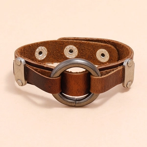 Bracelet rétro multicouche en cuir marron pour homme avec anneau en bronze et rivets métal