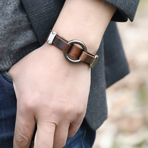 Bracelet vintage pour hommes en cuir marron avec anneau en métal gris et rivets de style