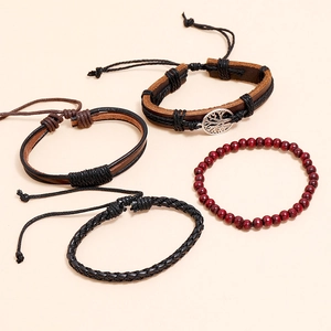 Dettaglio di bracciali in pelle intrecciata vintage con ciondolo albero della vita