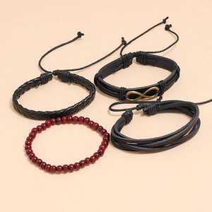 Détail d'un ensemble de 4 bracelets en cuir tressé, perles en bois et symbole de l'infini