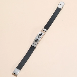 Bracciale unisex in silicone nero con placca in acciaio inossidabile e ritaglio LOVE cuore