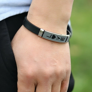 Bracciale alla moda in silicone e acciaio inossidabile con incisione LOVE su piastra