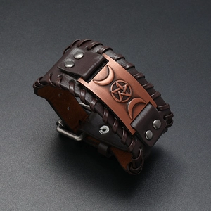 Detailaufnahme von Herren Lederarmband mit graviertem Triple Moon Pentagramm Symbol