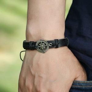 Bracelet rétro en cuir noir pour homme avec un charm boussole en métal argenté vintage