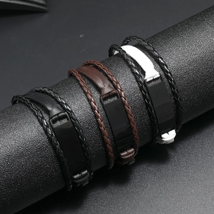 Bracelets multicouches en cuir tressé pour hommes en noir, marron et blanc avec plaque