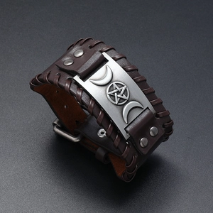 Detail von braunem Lederarmband mit silberner Dreifaltigen Göttin und Pentagramm-Symbol