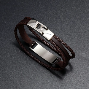Gros plan du bracelet en cuir tressé multicouche avec plaque en métal poli personnalisable
