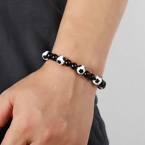 Bracelet de football perlé pour hommes avec perles à motifs de foot sur le poignet