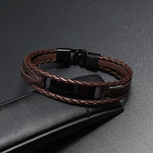 Détail du bracelet multicouche en cuir tressé avec plaque métallique noire pour hommes