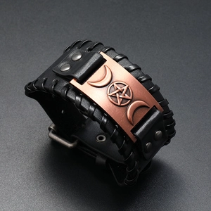 Detailansicht eines breiten Lederarmbands mit bronzener Dreifachmond-Pentagramm-Platte