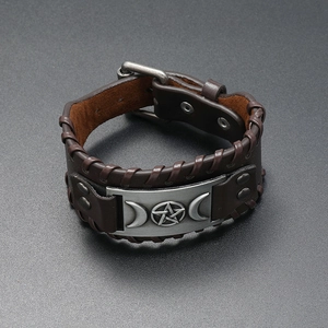 Makroansicht des breiten Punk-Lederarmbands mit mystischer silberner Metallschnalle