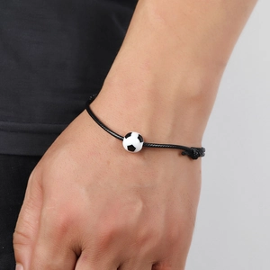 Minimalistisches schwarzes Fußball-Fan-Armband mit Fußballperle am Handgelenk