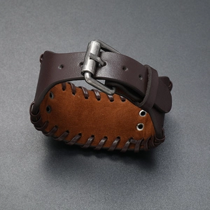 Nahaufnahme von Vintage-Lederarmband für Herren mit geflochtenem Muster und Schnalle
