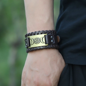 Detailansicht eines Punk-Lederarmbands in Braun mit Stern-Metallelement am Handgelenk