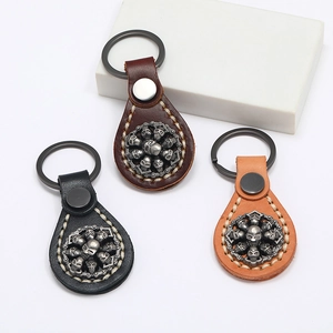 Porte-clés crâne en cuir fait main noir et marron avec détails punk en métal vintage