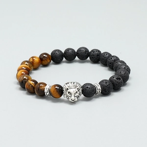 Bracelet perles en œil de tigre et pierre de lave avec tête de lion argentée sur fond gris
