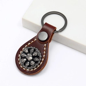 Porte-clés en cuir marron vintage avec relief tête de mort en métal et couture à la main