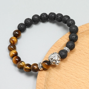 Détail du bracelet perlé pour homme avec œil de tigre et tête de lion en argent ciselé