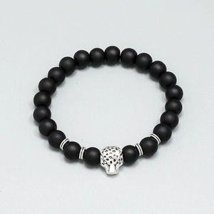 Bracciale di perline nere opache da 8mm con ciondolo testa di leopardo su sfondo grigio