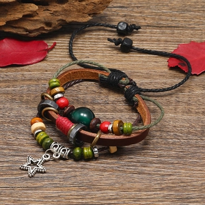 Bracciale multistrato in pelle con ciondolo a stella e perline in legno colorate