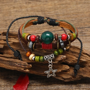 Bracciale multistrato in pelle stile boho con perline verdi e ciondolo a stella