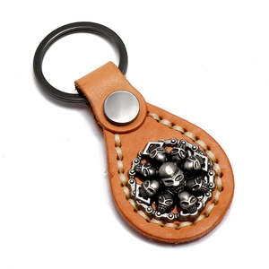 Porte-clés en Cuir Véritable Vintage Punk Cousu Main Pendentif en Relief de Crâne en Alliage Anneau de Clé Rétro Accessoire de Voiture Homme Femme