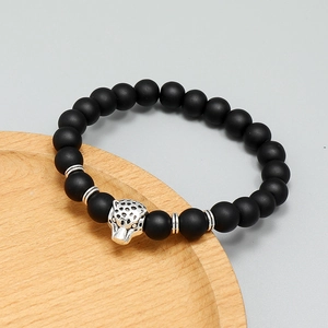Bracciale di perle nere opache da 8mm con testa di tigre argentata su vassoio in legno