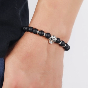 Bracciale da uomo con perline nere opache da 8mm, testa di leopardo argento e parti metalliche