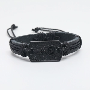 Mehrlagiges schwarzes Lederarmband mit Metallplatte, Herz- und Schlüssel-Gravur für Rocker
