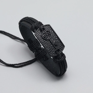 Herren Punk mehrlagiges schwarzes geflochtenes Lederarmband mit Herz- und Schlüsselgravurplatte
