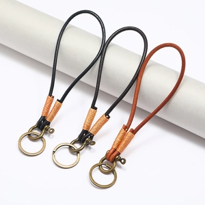 Retro genuine leather car keychain with vintage bronze horseshoe buckle in three colors
