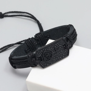 Detail eines schwarzen Punk-Lederarmbands mit Metallplatte und Love You Gravur
