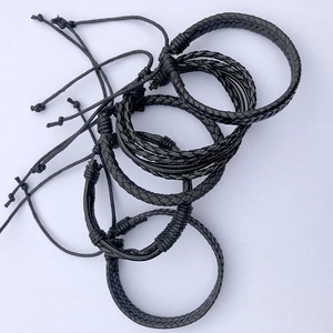 Lot de dix bracelets artisanaux en cuir noir tressé avec cordons réglables