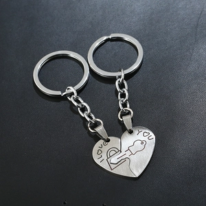 Elegante hartvormige roestvrijstalen koppel sleutelhangers met I Love You gravure