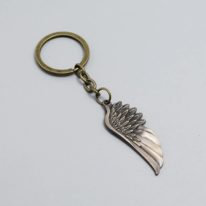 Vintage bronze wing keychain with detailed feather pendant for bags and keys decoration