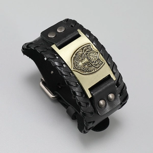 Makroansicht des Vintage-Lederarmbands mit Bronze-Bullen-Schild und gewebten Kanten