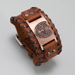 Detailansicht Wikinger-Lederarmband mit geprägtem Wolfsschild und antikem Bronze-Element