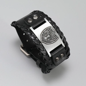 Detailansicht des Wikinger-Lederarmband mit geprägtem Schild und gewebter Textur
