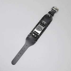 Nahaufnahme der schwarzen Leder-Wikinger-Armmanschette mit Hirsch-Schild-Gravur