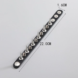 Bracelet punk en cuir avec pointes argentées et rivets coniques et boutons pression