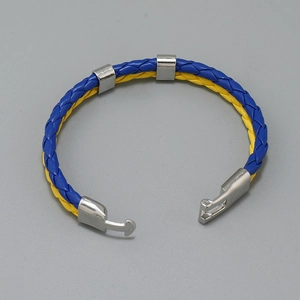Bracelet minimaliste en cuir tressé bleu et jaune avec accents argentés et fermoir crochet