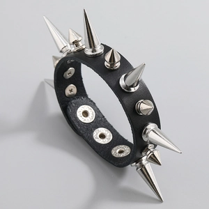 Bracelet punk en cuir de vachette avec pointes en métal argenté et bouton pression